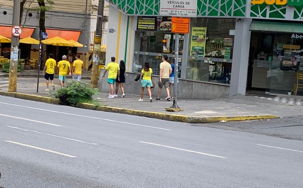 Pessoal colore as ruas de BH em dia de jogo do Brasil — Foto: Raquel Freitas/TV Globo