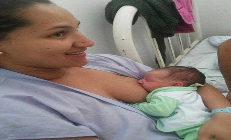 Ângela Richelly, que já doou leite materno suficiente para alimentar 400 bebês, amamenta filho recém-nascido (Foto: Ângela Richelly/Arquivo pessoal)