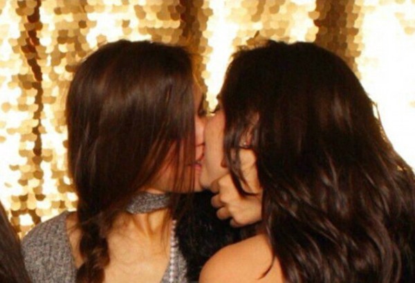 O beijo da cantora Lauren, do grupo 5th Harmony (Foto: Reprodução)