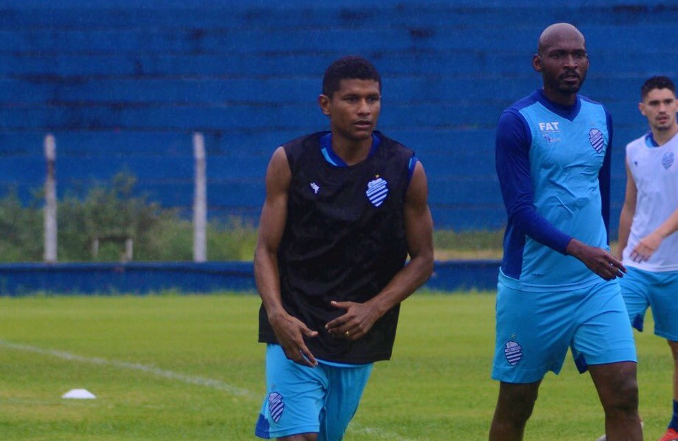 Márcio Araújo aprimora a parte física — Foto: Augusto Oliveira/ASCOM CSA