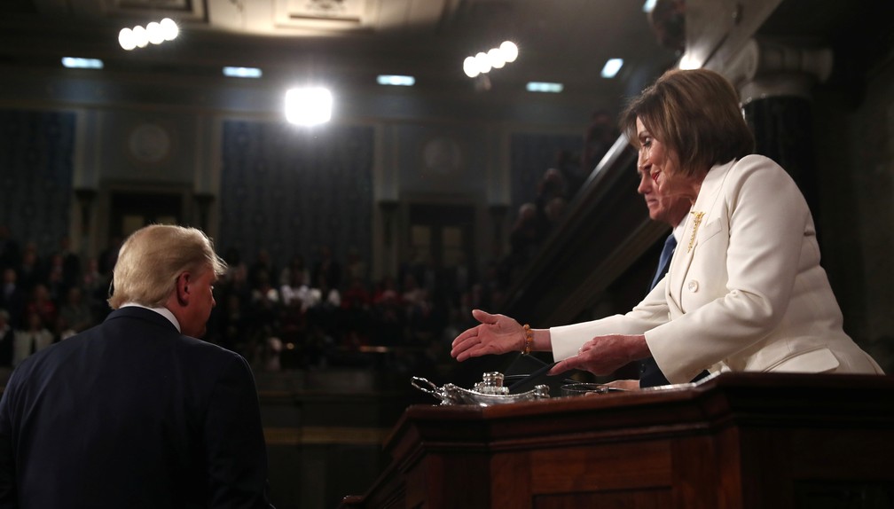 Nancy Pelosi estende a mão para cumprimentar Trump e é ignorada pelo presidente Americano — Foto: REUTERS/Leah Millis