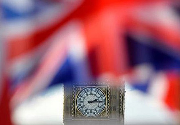 Bandeira do Reino Unido é vista à frente do Parlamento Britânico (Foto: Hannah McKay/Reuters)