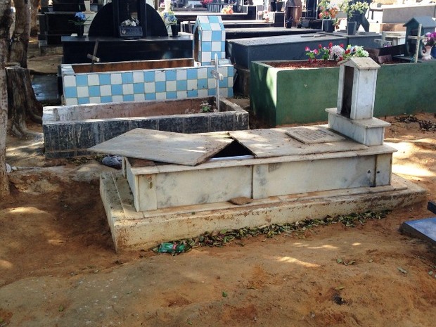 Menor tentava se esconder dentro de túmulo quando foi apreendido (Foto: Divulgação / Polícia Militar)
