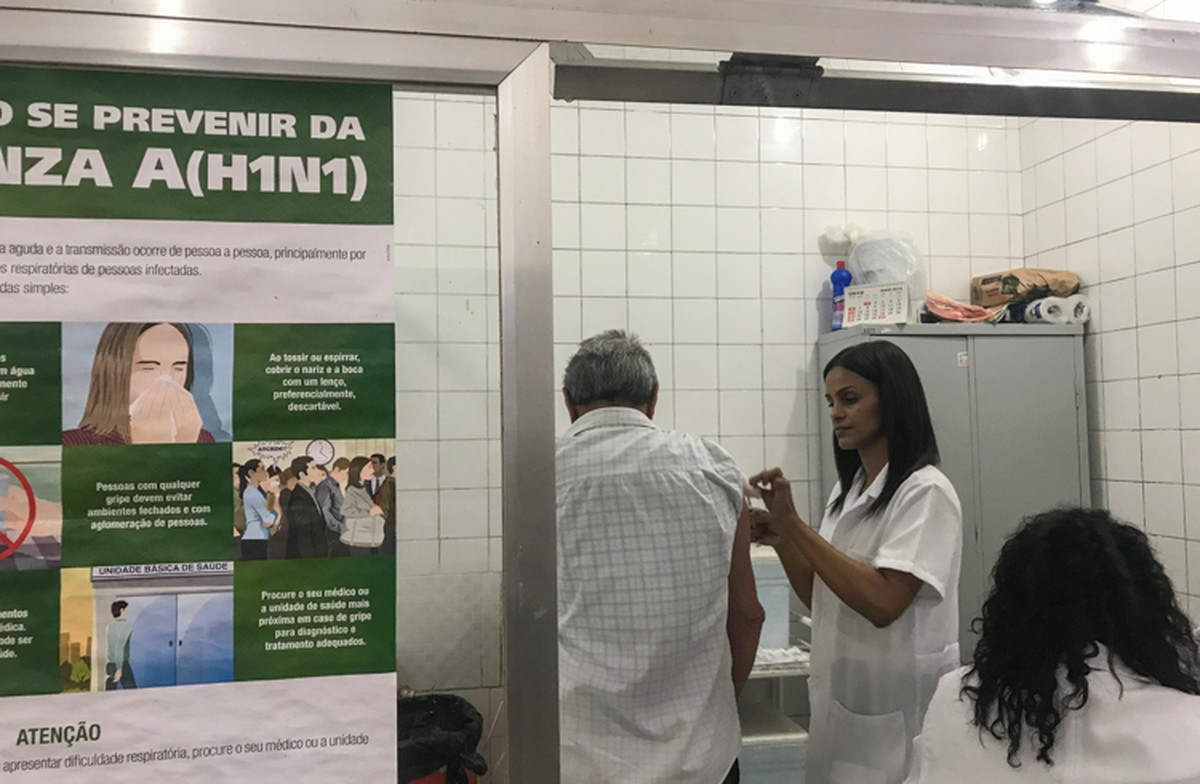 Posto de vacinação é montado no Mercado Municipal de ...