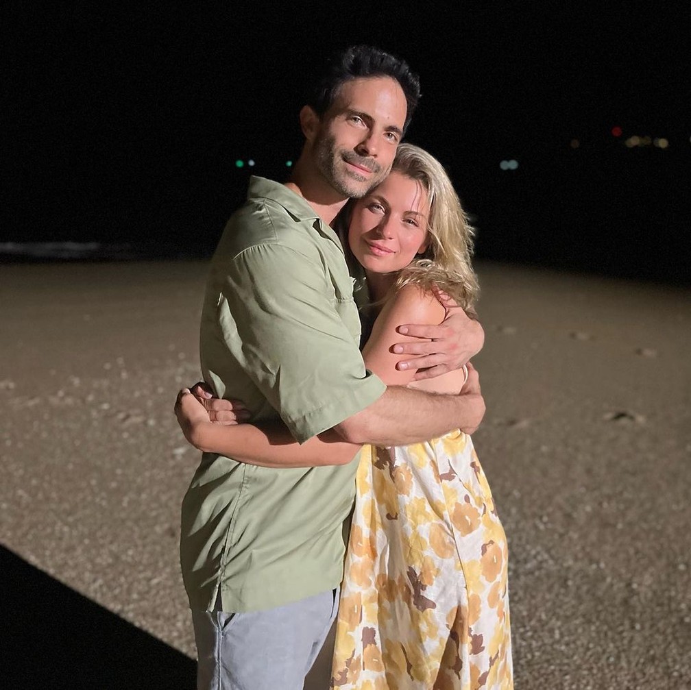 Osvaldo Benavides e Ludwika Paleta nos bastidores de 'Noches de Bodas' — Foto: Reprodução/Instagram