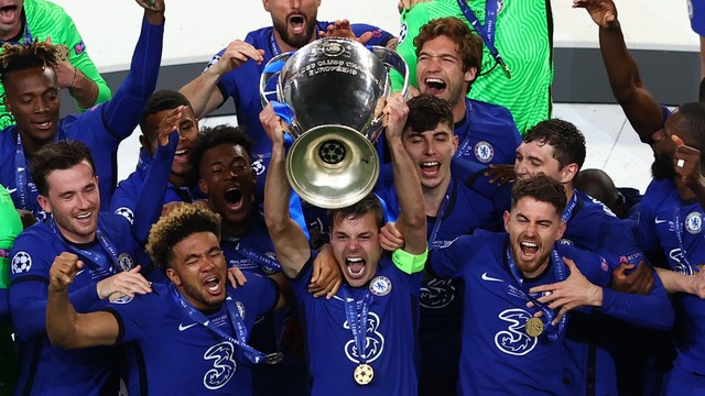 Azpilicueta ergue o troféu da Liga dos Campeões conquistado pelo Chelsea