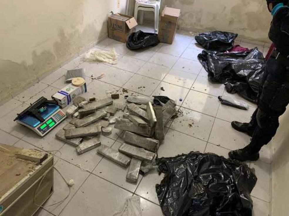 Denúncia anônima levou a PM a localizar a residência onde a droga estava escondida. — Foto: Polícia Militar/ Divulgação