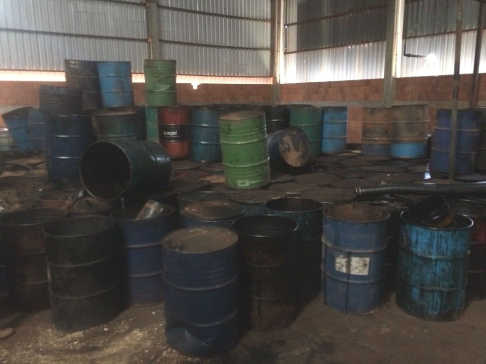 A polícia também diz ter apreendido cerca de 80 mil litros de óleo queimado  (Foto: Polícia Civil/Divulgação)