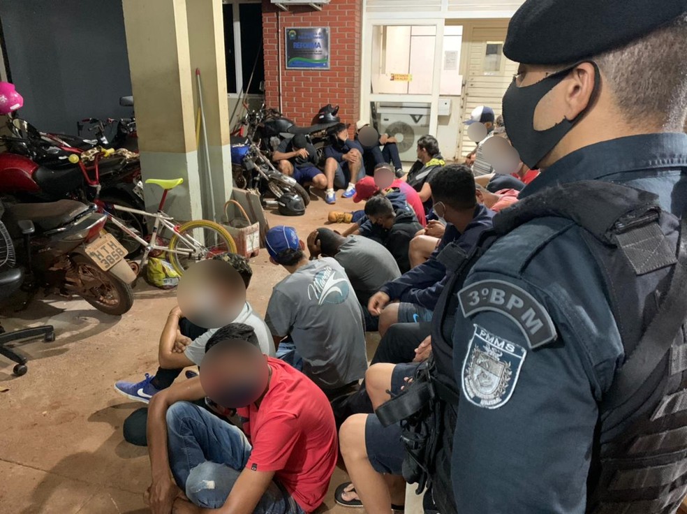 Aproximadamente 60 pessoas foram encaminhadas para a delegacia após flagrante de festas clandestinas em Dourados (MS) — Foto: PM Dourados/Divulgação