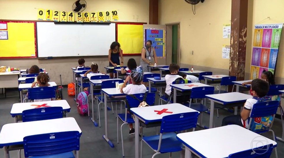 Sala de aula com distanciamento entre alunos na reabertura das escolas no Rio de Janeiro. — Foto: Reprodução/Jornal Nacional