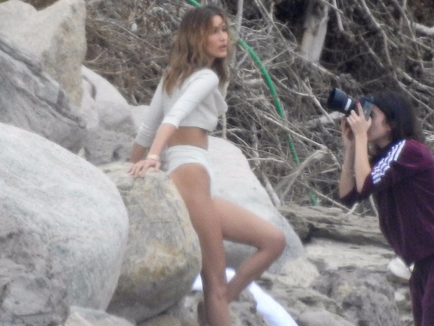 *EXCLUSIVE* Malibu, CA  - **WEB MUST CALL FOR PRICING** Bella Hadid looks sexy for a beach photoshoot in Malibu. Bella looks great as she poses in a two piece white ensemble for the shoot. Shot on 05/11/19.Pictured: Bella HadidBACKGRID USA 13 MAY  (Foto: DOBN / RMBI / BACKGRID)
