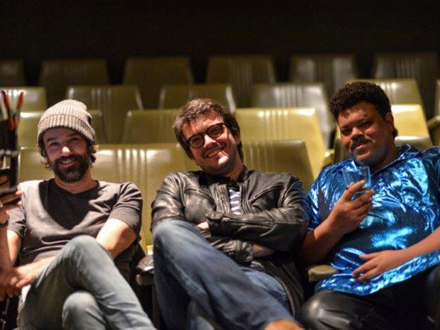 A partir da esquerda: o diretor Mauro Lima, o produtor Rodrigo Teixeira e o ator Babu Santana nos bastidores do filme 'Tim Maia' (Foto: Páprica Fotografia/Divulgação)