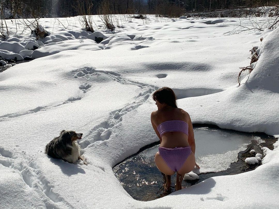 Helena Christensen, supermodelo dos anos 1990, surpreendeu fãs ao sair de biquíni na neve (Foto: Reprodução / Instagram)