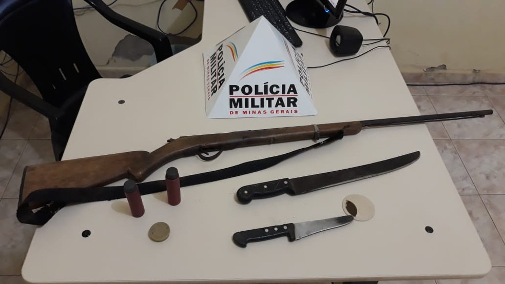 Armas foram encontradas em posse do autor  â€” Foto: PolÃ­cia Militar/DivulgaÃ§Ã£o