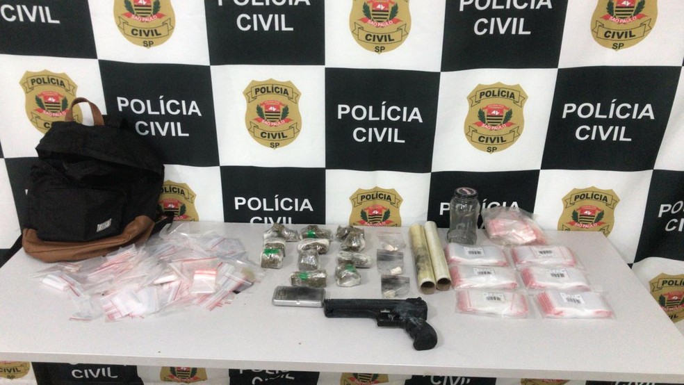 Além de droga e material para o tráfico, operação também apreendeu uma pistola .380 e munição — Foto: Polícia Civil/Divulgação