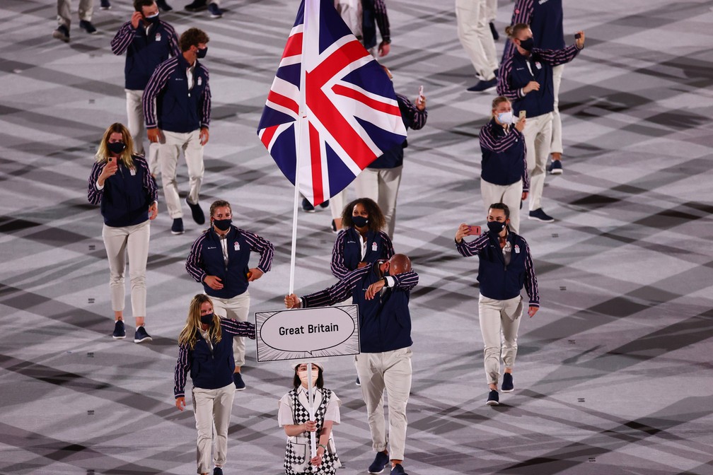 Hannah Mills e Mohamed Sbihi lideram parte da delegação da Grã-Bretanha durante a cerimônia de abertura dos Jogos Olímpicos de Tóquio, no Japão — Foto: Mike Blake/Reuters