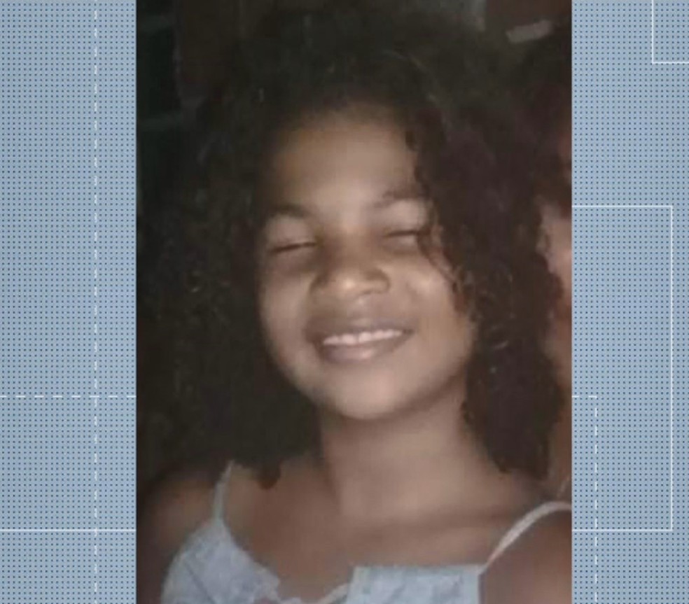 Núbia Vitória Silva Barbosa, de 12 anos, morreu na hora ao ser atropelada por um caminhão.  — Foto: Reprodução/TV Gazeta