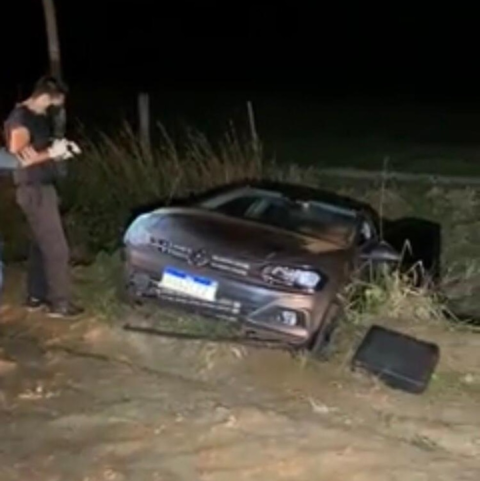 Carro que o jovem dirigia foi abandonado pelos criminosos em Tangará da Serra — Foto: Franthescoly Gomes