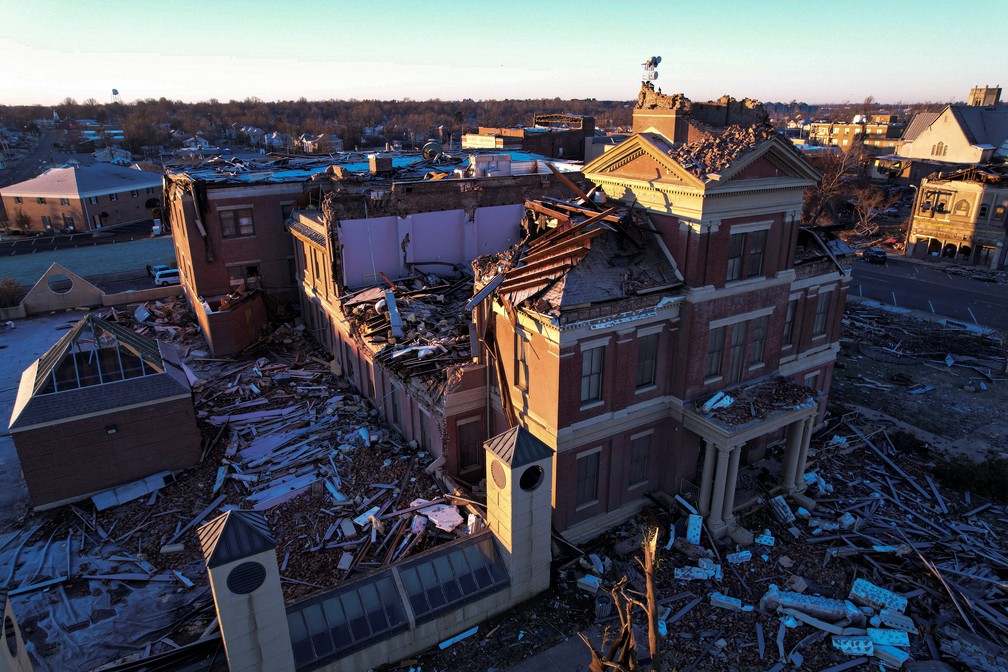 Imagem de drone mostra o prédio da prefeitura de Mayfield destruído depois da passagem dos tornados, em Kentucky.  — Foto: Cheney Orr/Reuters