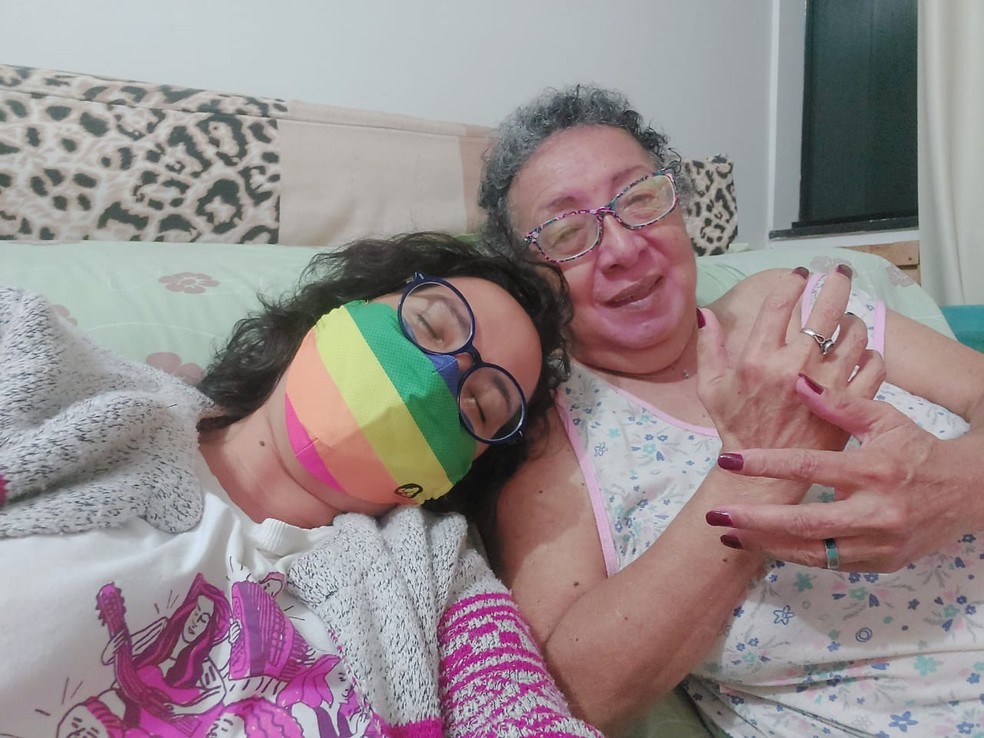 Alexandra Martins Costa e a mãe Sonia da Silva Martins, militantes contra a homofobia. — Foto: Arquivo pessoal