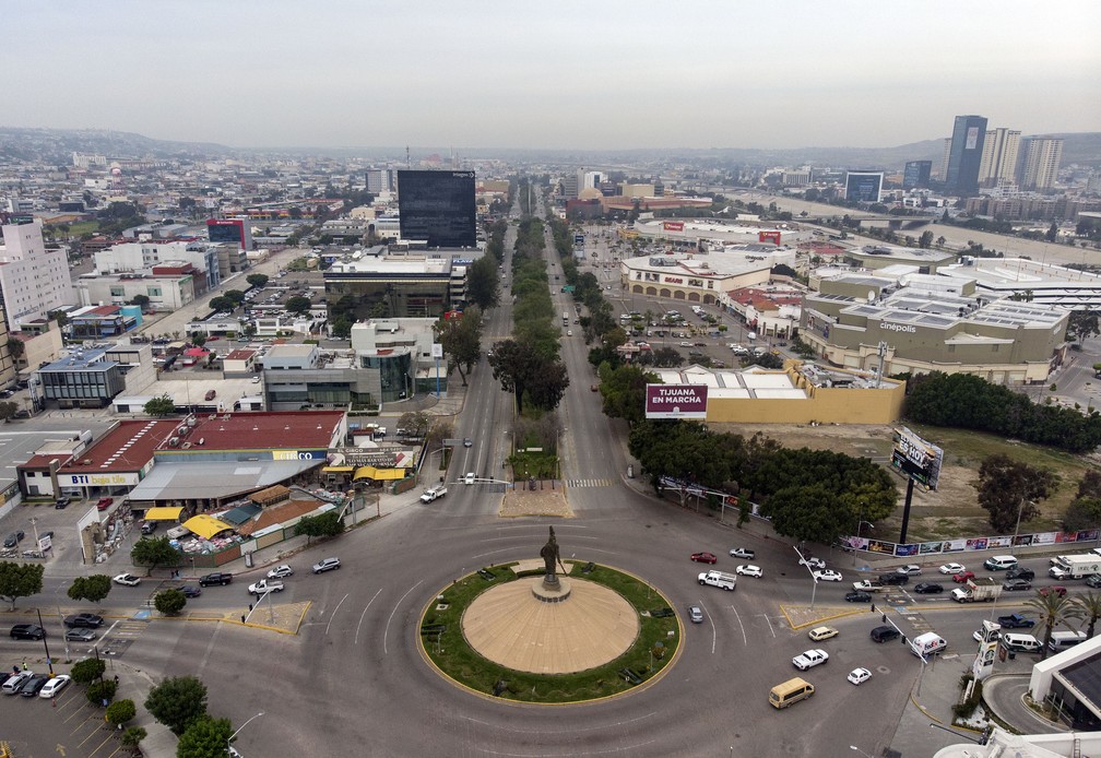 TIJUANA (México) - Vista aérea da quase vazia Avenida Paseo de los Heroes, em Tijuana, Baja Califórnia, no México — Foto: Guillermo Arias/AFP
