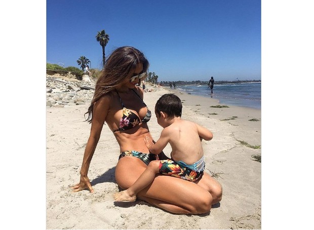 Modelo Saras Stage com o filho mais velho. Ela está no quinto mês de gestação  (Foto: Reprodução/Instagram)