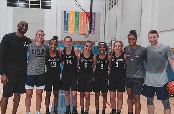 Kobe Bryant com a equipe de basquete da filha Gigi (com o uniforme número 2 na imagem) (Foto: Instagram)