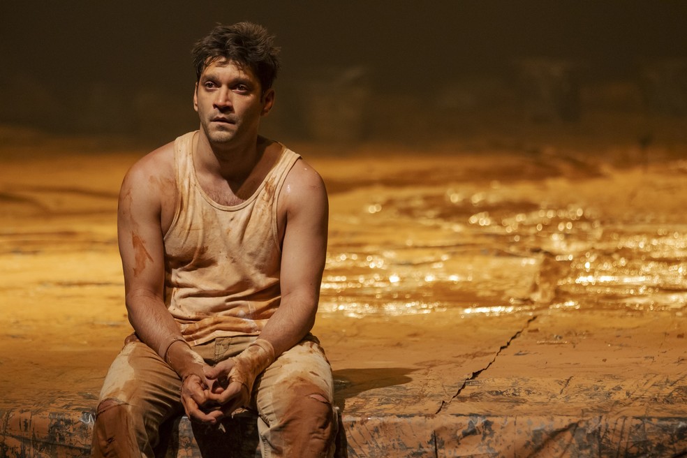 Armando Babaioff em cena na peça 'Tom na Fazenda' — Foto: Victor Pollak