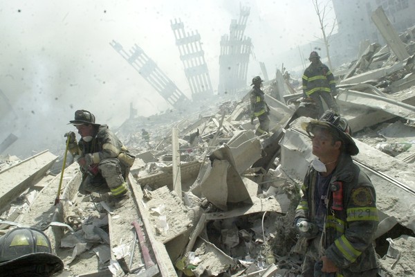 Bombeiros trabalhando nos escombros das torres do World Trade Center após os ataques terroristas de 11 de setembro de 2001 (Foto: Getty Images)