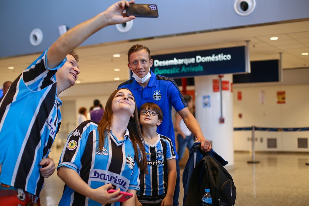 Lucas Leiva na chegada do Grêmio a Campinas — Foto: Lucas Uebel/Divulgação Grêmio