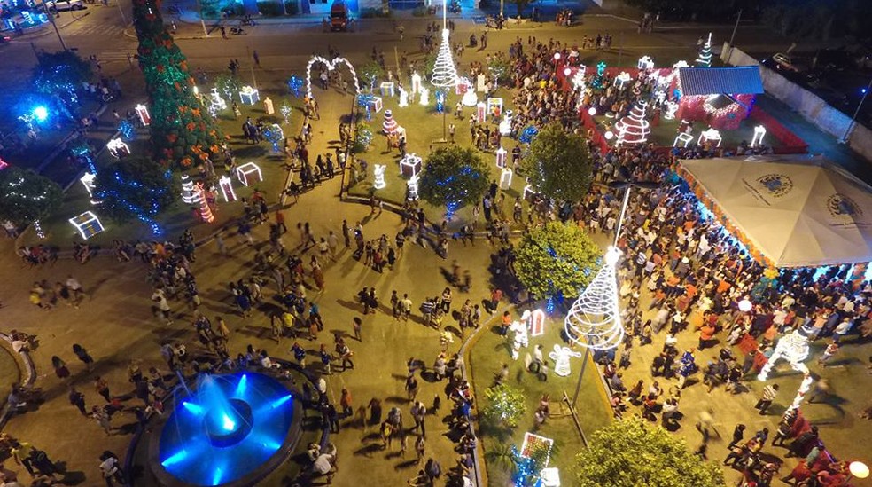 Praça do Capitão recebe visitantes por causa da decoração natalina (Foto: Prefeitura Jaru)