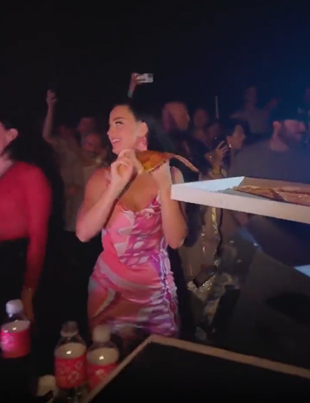 Katy Perry atira pizzas na platéia em balada de Las Vegas (Foto: Reprodução / Twitter)