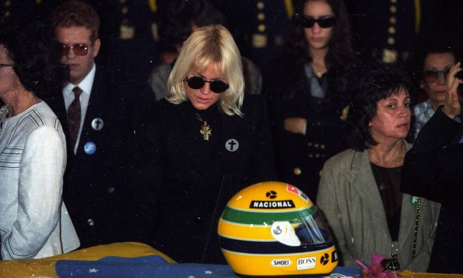 A apresentadora Xuxa no velório do ex-namorado Ayrton Senna