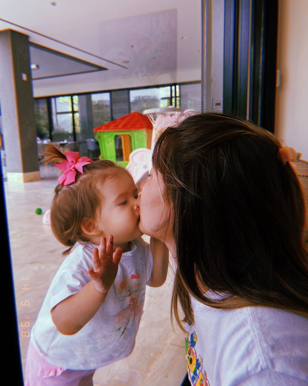 Maria Alice beija a mamãe Virgínia Fonseca (Foto: Reprodução/Instagram)