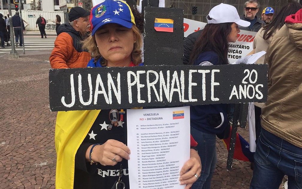 Irene Mendonza leva seu protesto contra mortes de jovens na Venezuela (Foto: Gabriela Bazzo/G1)