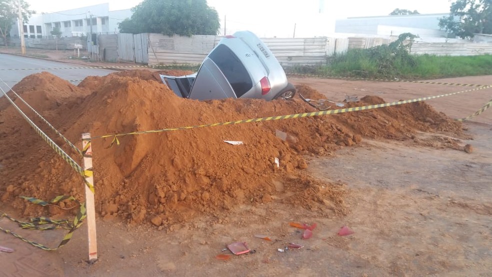 Carro caiu em buraco de obra em CÃ¡cares (Foto: Paulo Rufino/Arquivo pessoal)