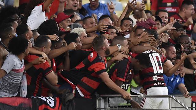 Diego foi abraÃ§ado pelos torcedores apÃ³s gol no fim da partida