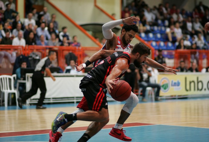 Com 14 bolas de três e Marquinhos inspirado, Fla fica a uma vitória da final