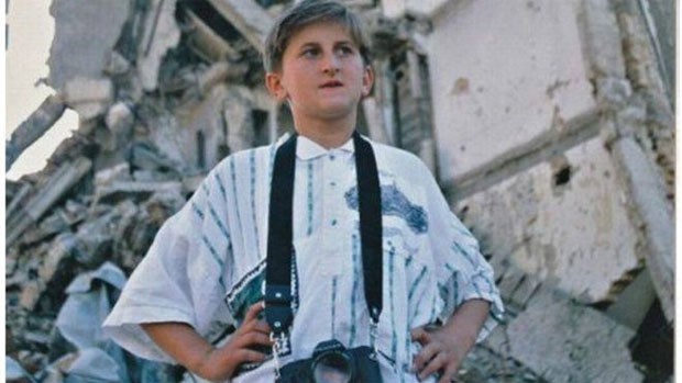  Abandonado pela mãe ao nascer, Oggi Tomic fugiu de um orfanato aos 8 anos de idade e foi parar em outro, em Sarajevo, pouco antes de a cidade ser cercada pelos sérvios  (Foto: BBC)