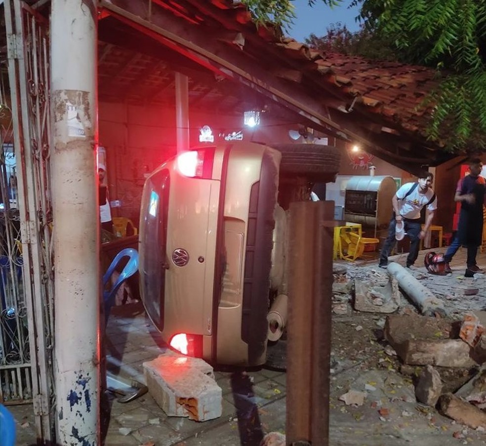 Motorista perde controle de carro e invade bar na Zona Sul de Teresina — Foto: Redes sociais/ Divulgação