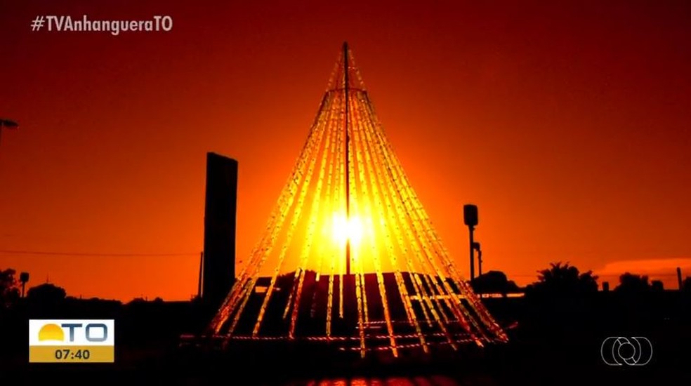 Árvore de Natal construída com garrafas pets em Pugmil — Foto: Reprodução/TV Anhanguera