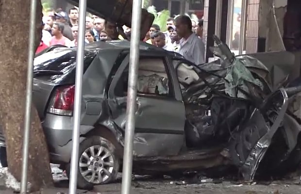 Carro ficou destruido após acidente em Goiânia, Goiás (Foto: Reprodução/ TV Anhanguera)