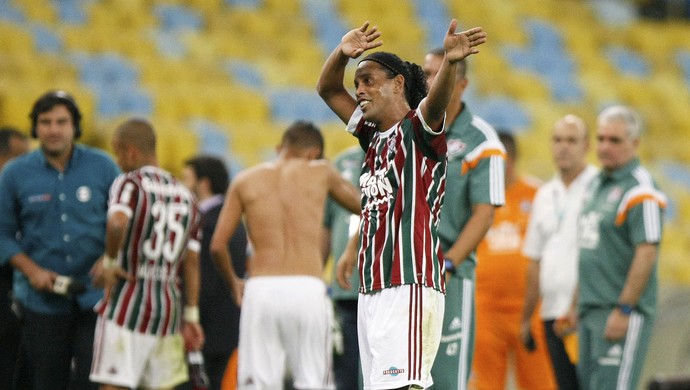 Roger Flores pede Ronaldinho mais atrás e diz que estreia lhe dá confiança