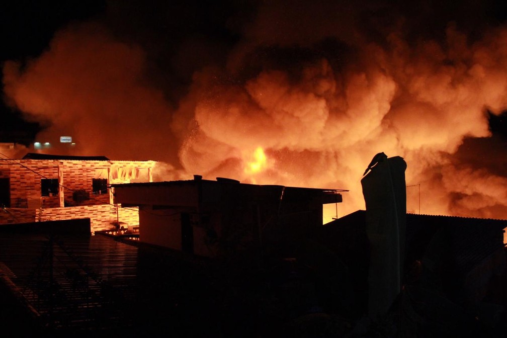 Fogo atinge casas na Zona Sul de Manaus â?? Foto: Rickardo Marques/G1 AM