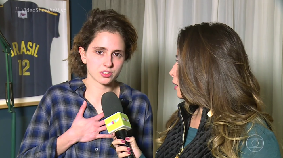Para a repórter Marcela Monteiro, Carol Duarte deu detalhes do corte de cabelo (Foto: TV Globo)