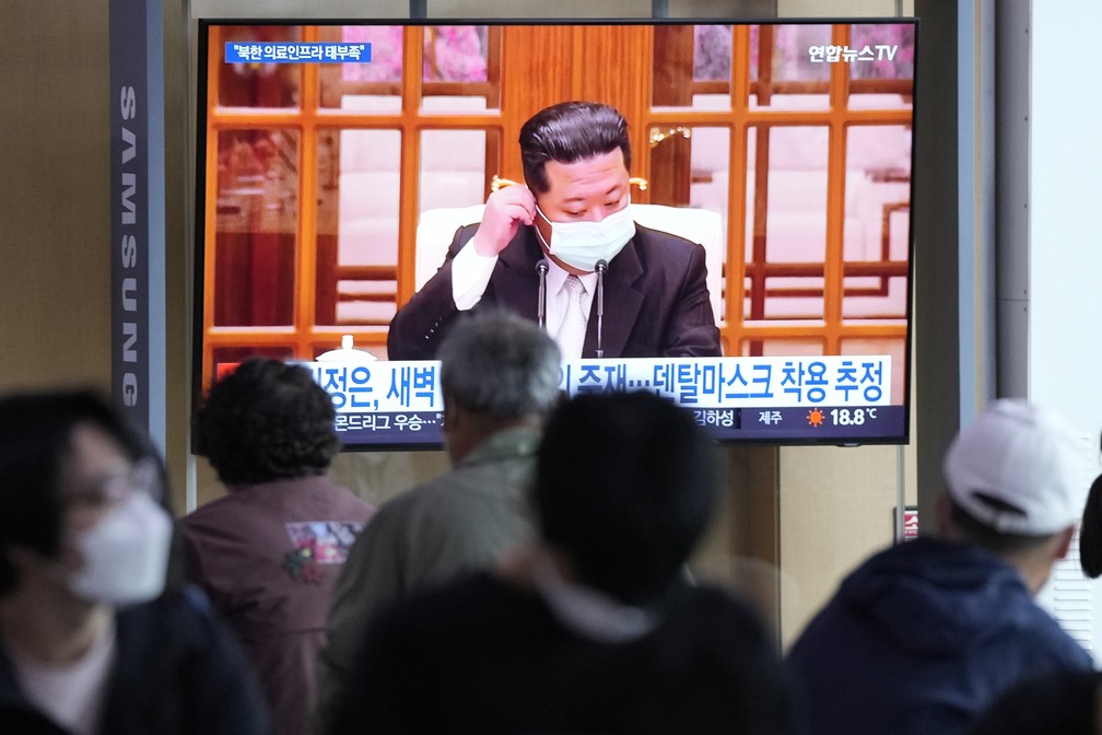 Pessoas assistem a uma tela de TV mostrando o líder norte-coreano Kim Jong Un, em uma estação de trem em Seul, na Coreia do Sul. — Foto: Ahn Young-joon/AP