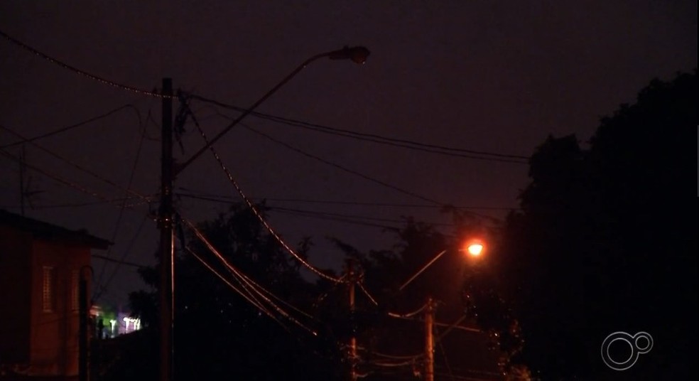 Prefeitura recebeu mais de cinco mil solicitações de troca de lâmpadas em ruas de bairros de Sorocaba — Foto: Reprodução/TV TEM