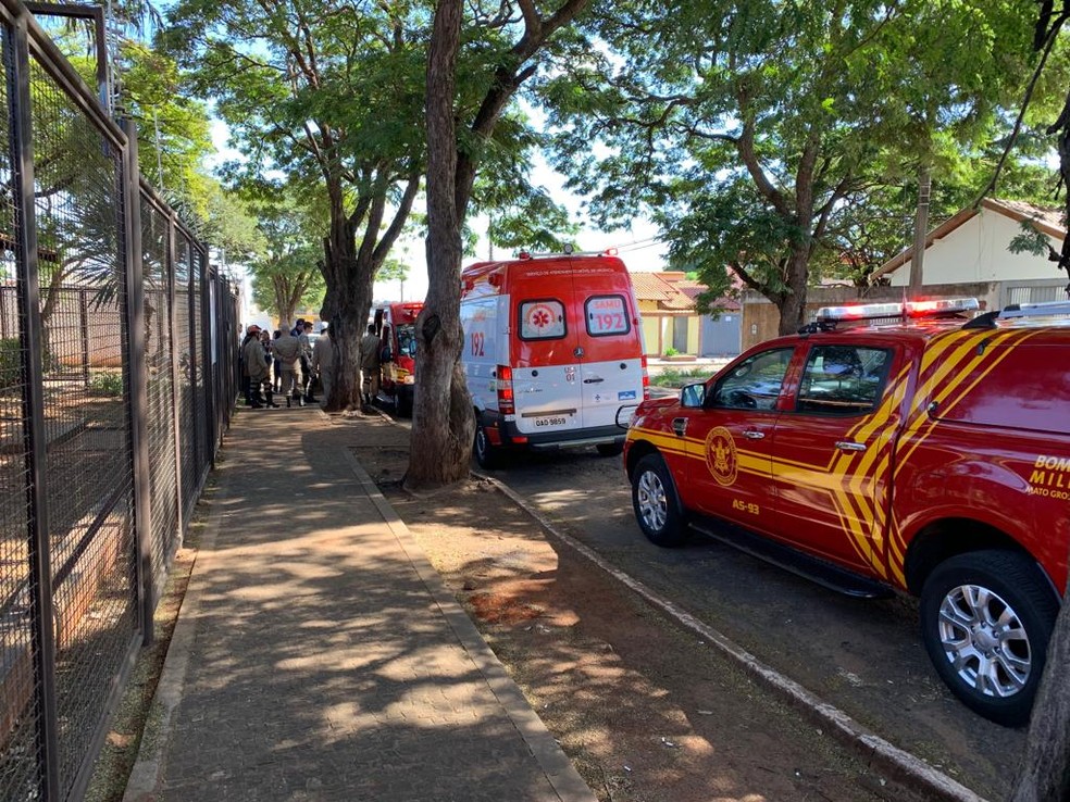 Motorista da dupla Jads e Jadson foi atendido por bombeiros e Samu após ser prensado por ônibus, mas não resistiu  — Foto: Alexandre Cabral/TV Morena 
