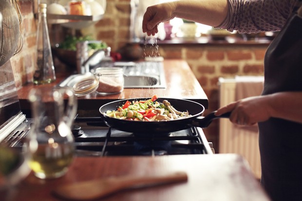 Como a escolha da panela influencia o preparo de cada alimento? (Foto: Getty Images)