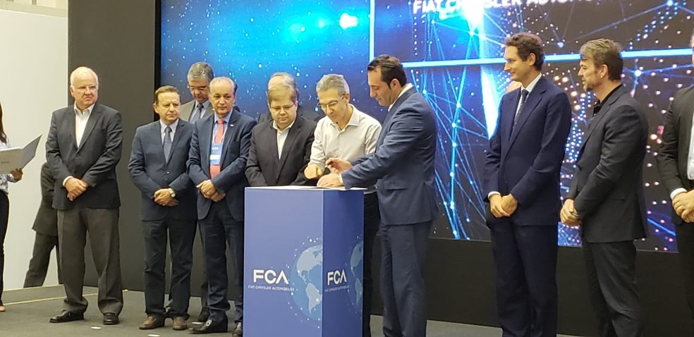 Executivos da Fiat e autoridades assinatura do protocolo de intenções para implantação de nova fábrica de motores em Betim — Foto: Patrícia Fiúza/G1